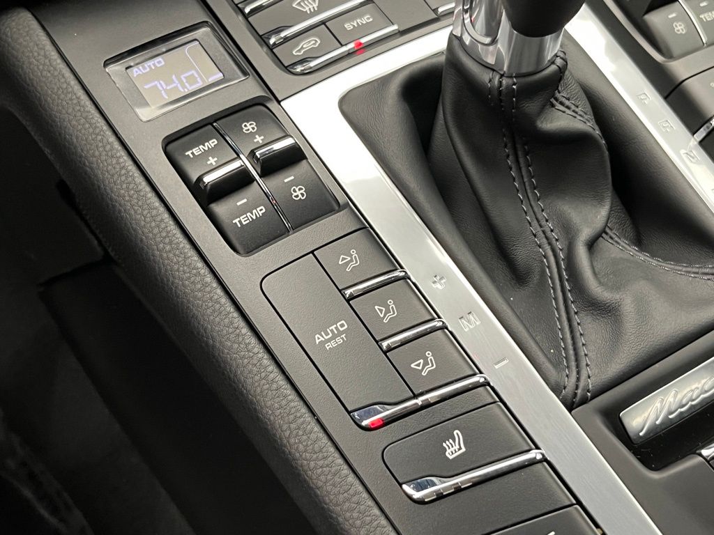 Thumbnail: 2021 Porsche Macan - 18