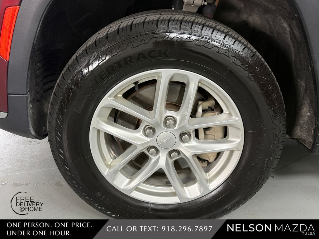 Used 2023 Red Jeep Laredo image 11