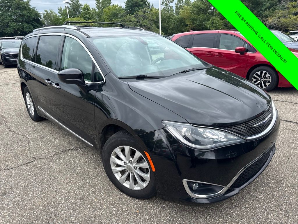 Used 2019 Black Chrysler Touring L image 5