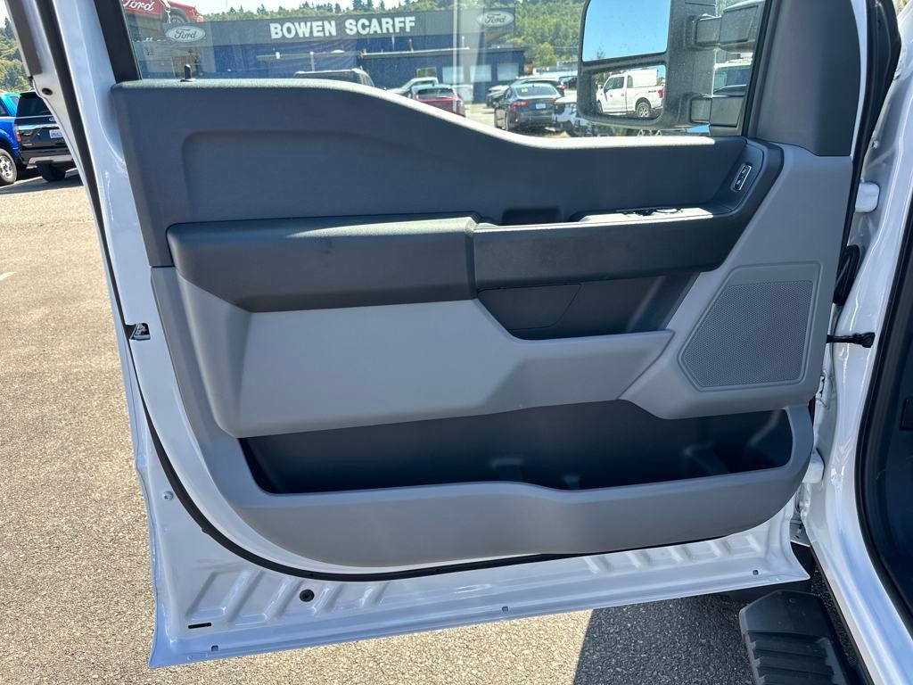New 2025 Ford Super Duty F-600 Chassis Regular Cab (DRW) 169" Wheelbase XL