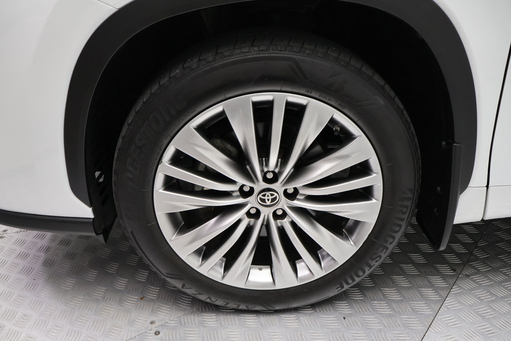 Thumbnail: 2023 Toyota Highlander - 4