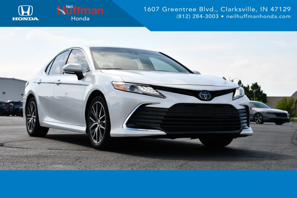 White (Wind Chill Pearl) 2022 Toyota Camry Hybrid Sedan Front-Wheel Drive Continuously Variable Transmission