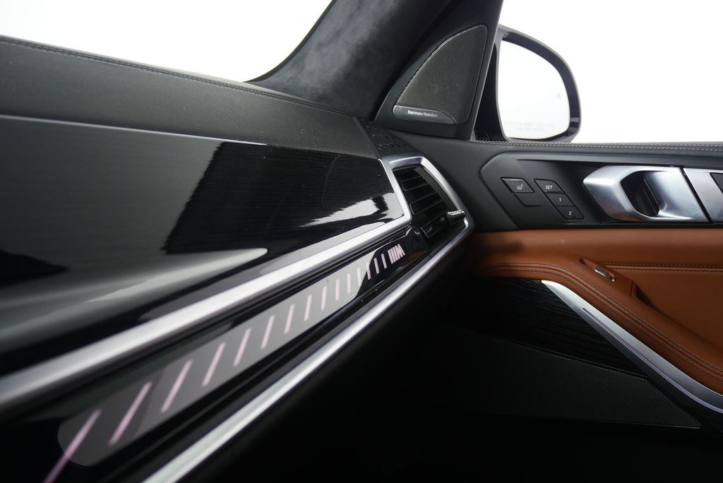 Thumbnail: 2025 BMW X7 - 32