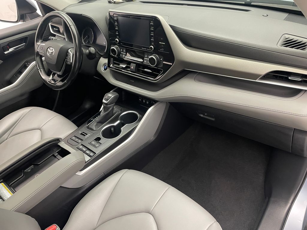 Thumbnail: 2020 Toyota Highlander - 18