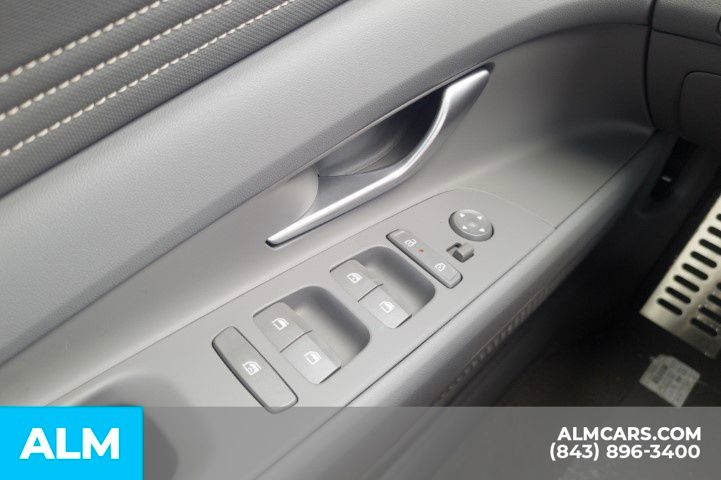 Used 2025 White Hyundai SEL Sport image 28