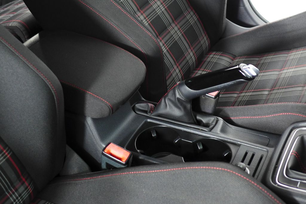 Thumbnail: 2016 Volkswagen Golf - 16