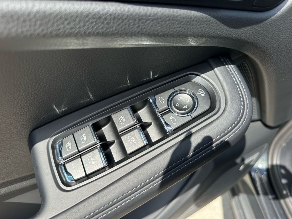 Thumbnail: 2026 Porsche Macan - 21