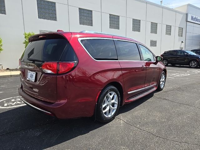 2017 Chrysler Pacifica  8