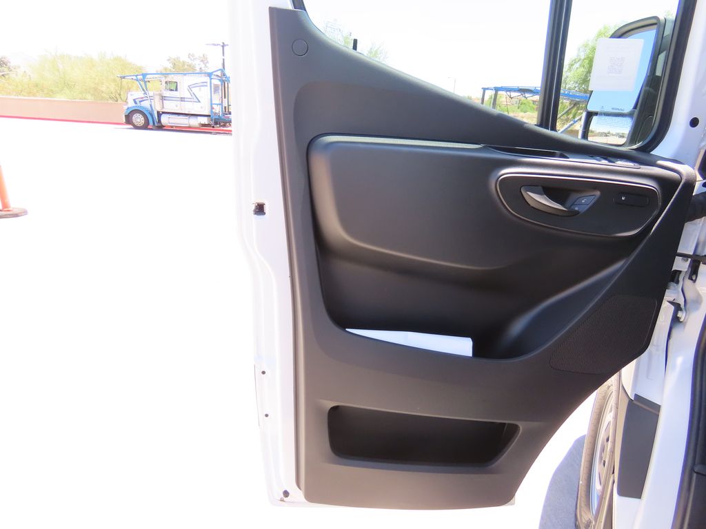 Thumbnail: 2025 Mercedes-Benz Sprinter - 22