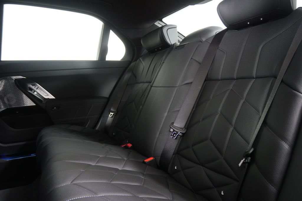 Thumbnail: 2026 BMW 7 Series - 16