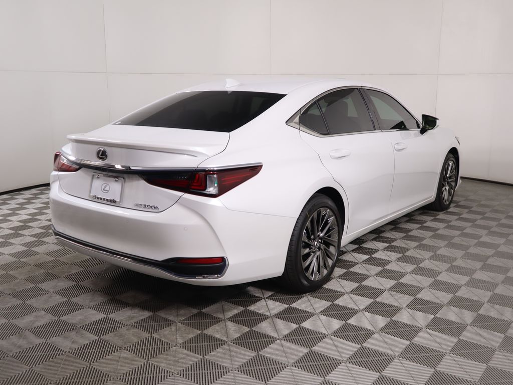 Used 2025 White Lexus 300h Luxury image 5