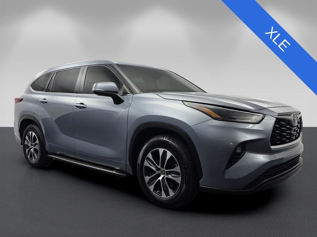 Moon Dust 2022 Toyota Highlander SUV / Crossover Front-Wheel Drive 8-Speed Automatic