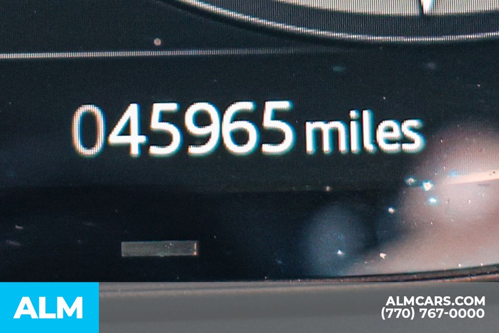 Used 2023 White Land Rover SE image 70
