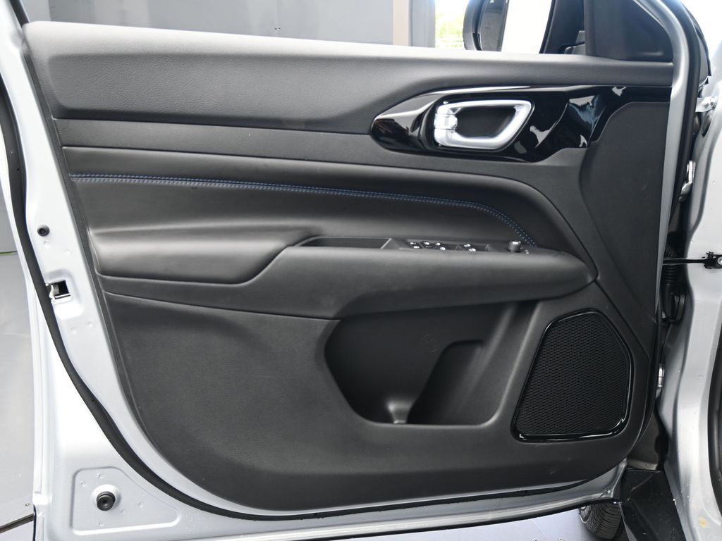 New 2026 silver zynith metallic clearcoat Jeep Latitude image 22