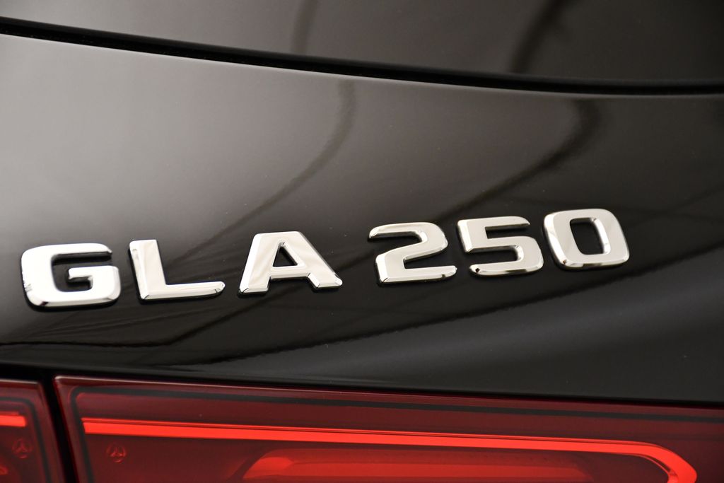 2025 Mercedes-Benz GLA 250 4MATIC 9