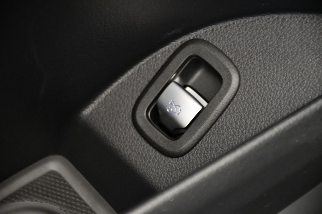 Thumbnail: 2025 Mercedes-Benz GLC - 32