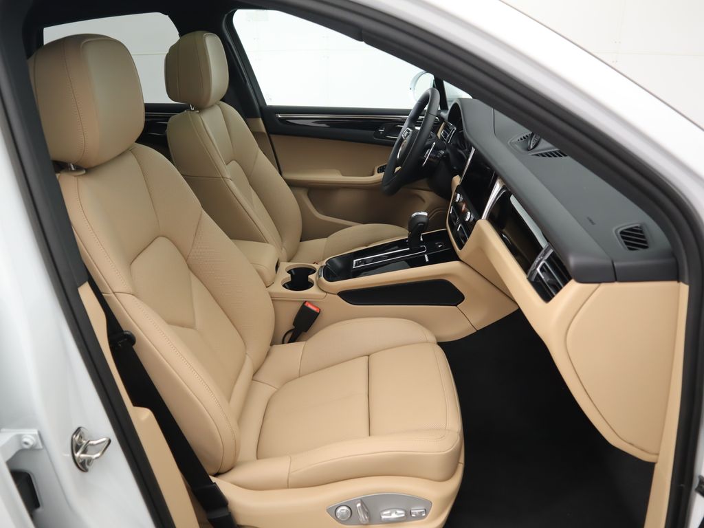 Thumbnail: 2025 Porsche Macan - 23
