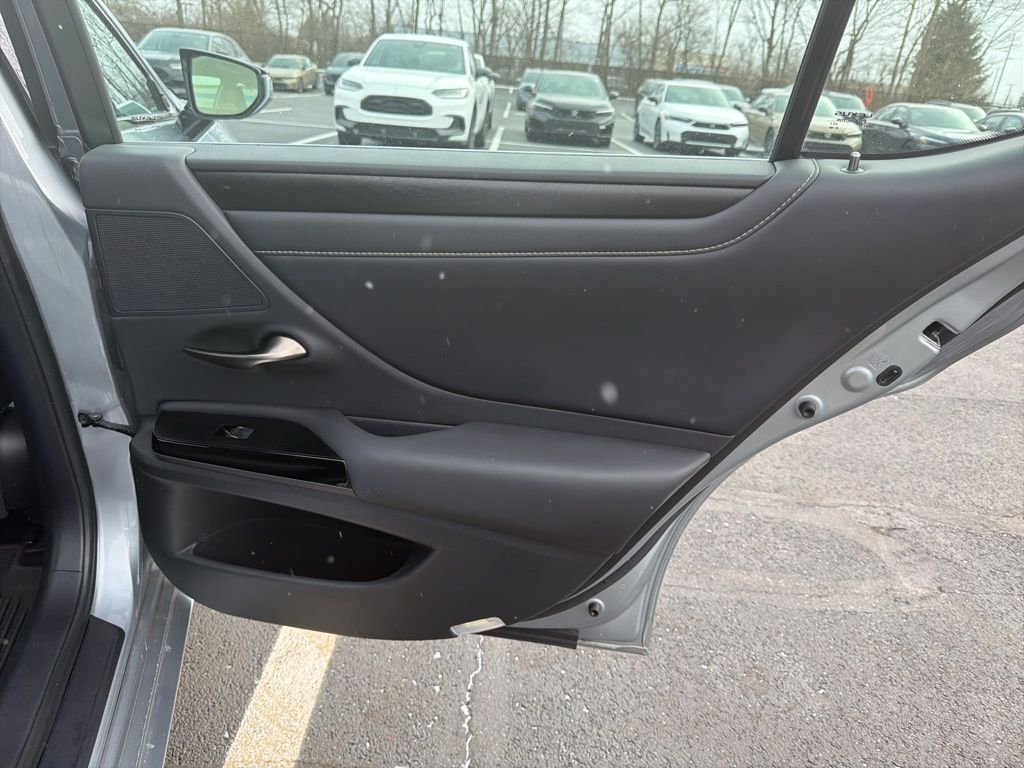 Thumbnail: 2022 Lexus ES - 24