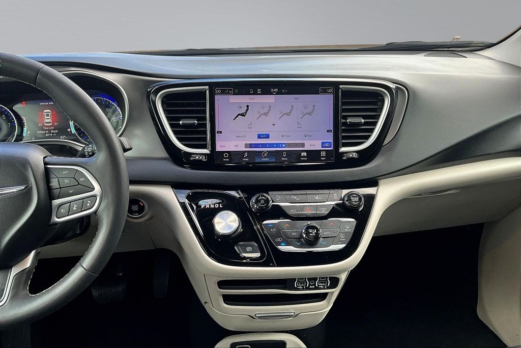 2023 Chrysler Pacifica Touring L - 9