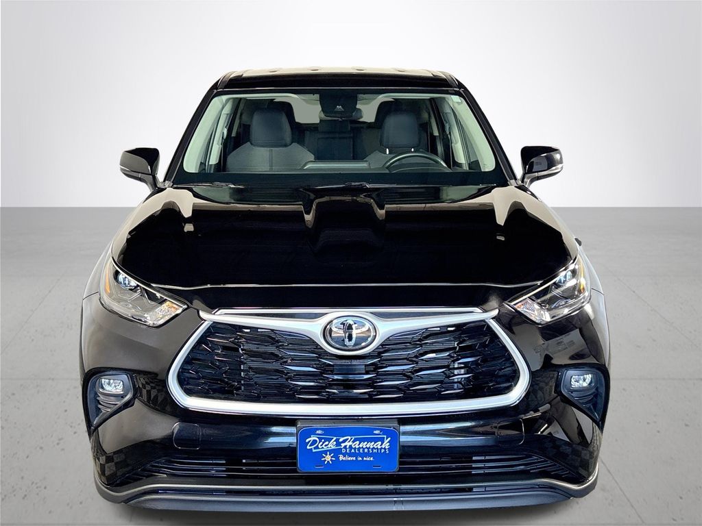 2023 Toyota Highlander LE photo 3