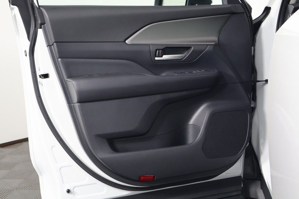 Thumbnail: 2026 Toyota Grand Highlander - 8