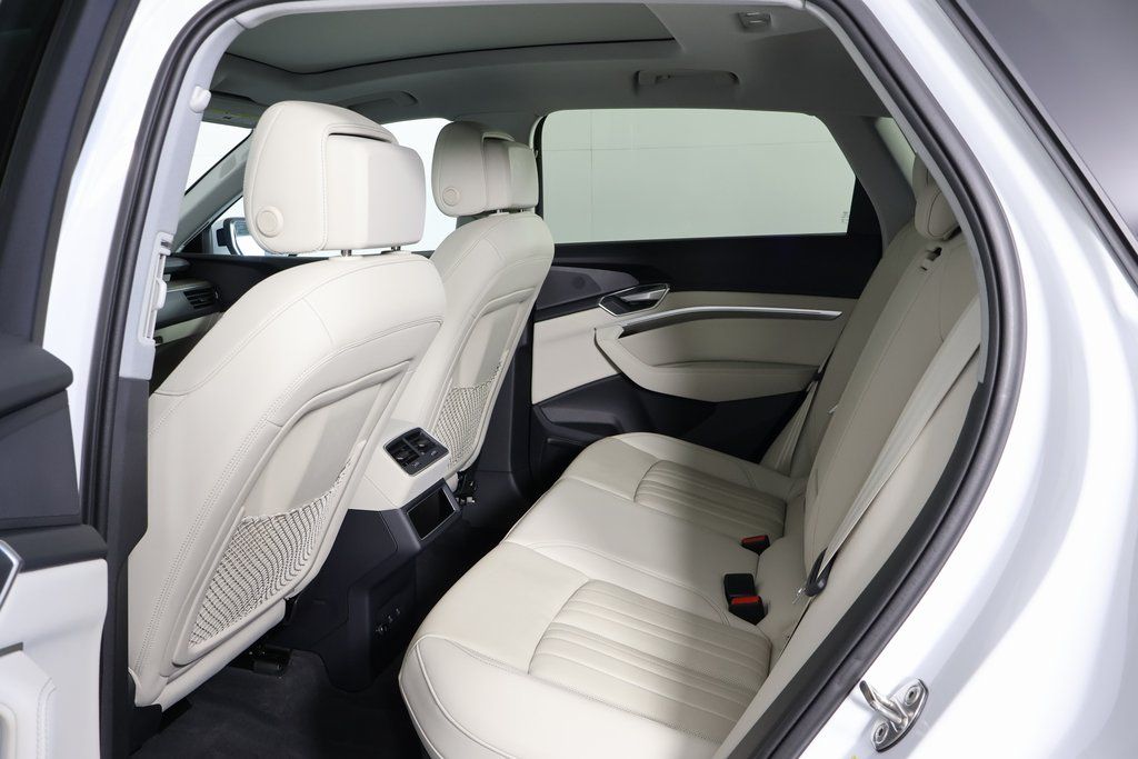 Thumbnail: 2023 Audi e-tron - 11