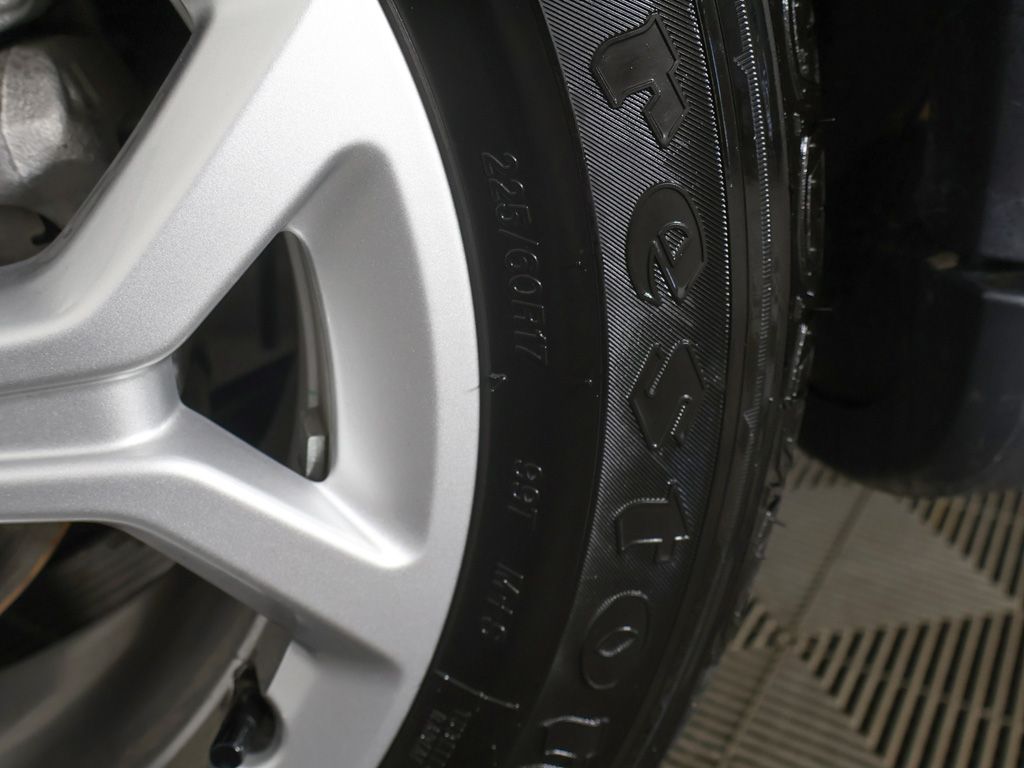 Used 2025 White Jeep Latitude image 21