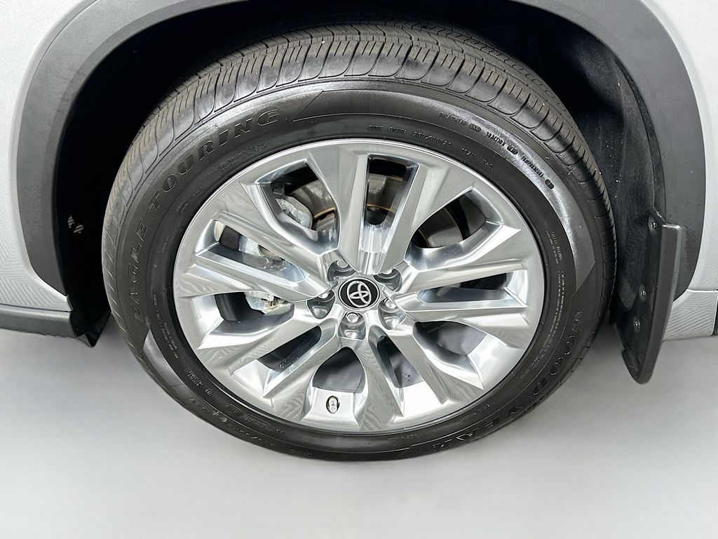 Thumbnail: 2023 Toyota Highlander - 32