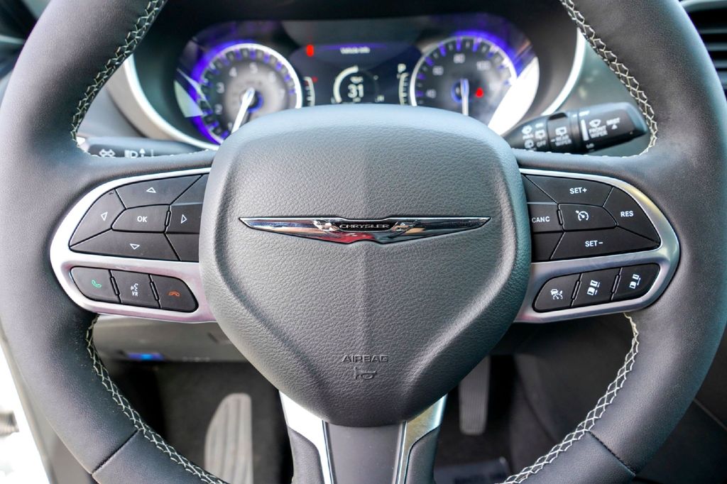 Used Car 2025 Chrysler Pacifica  Select For Sale Under $30,000 In Taylor, Texas