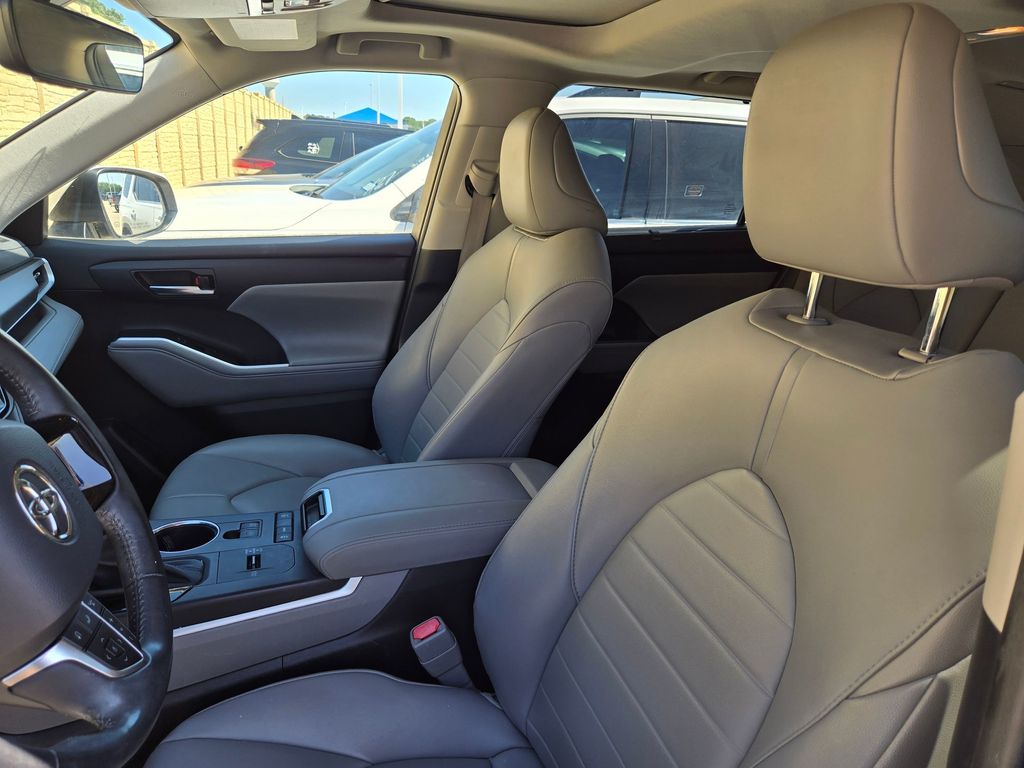 Used 2021 Toyota Highlander SUV