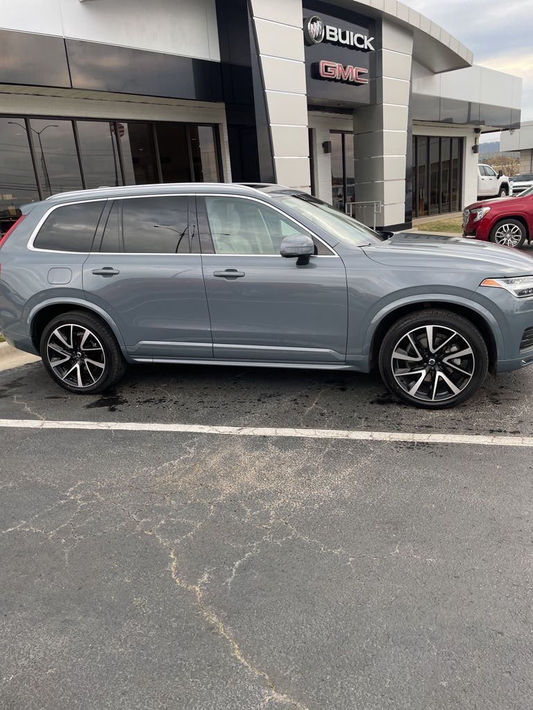 2022 Volvo XC90 T6 Momentum 7-Passenger AWD