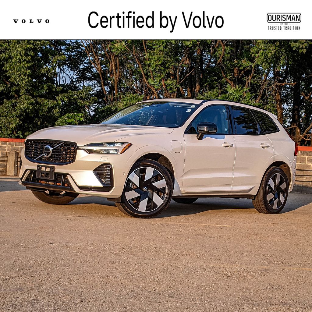 2024 Volvo XC60 Recharge T8 Plus Dark Theme eAWD