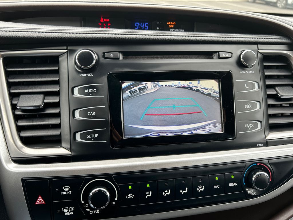 2017 Toyota Highlander LE 18