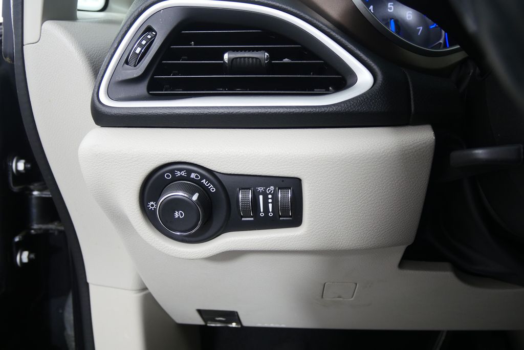 Thumbnail: 2019 Chrysler Pacifica - 19