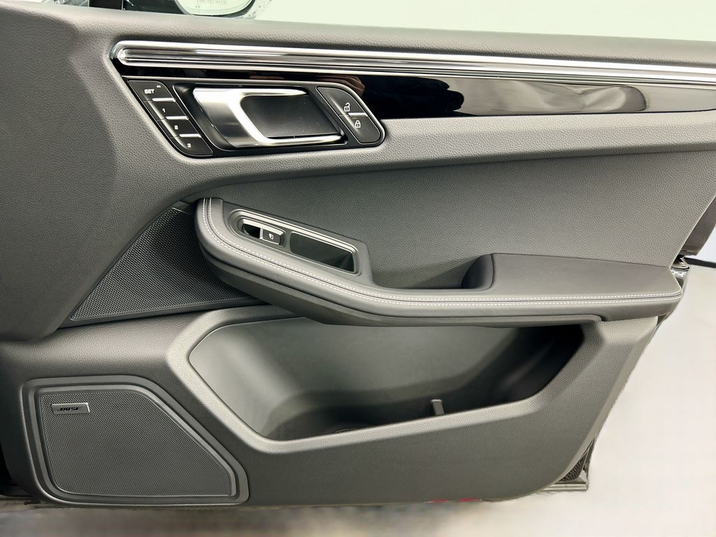 Thumbnail: 2026 Porsche Macan - 26