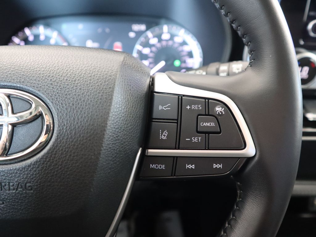 Thumbnail: 2023 Toyota Highlander - 12