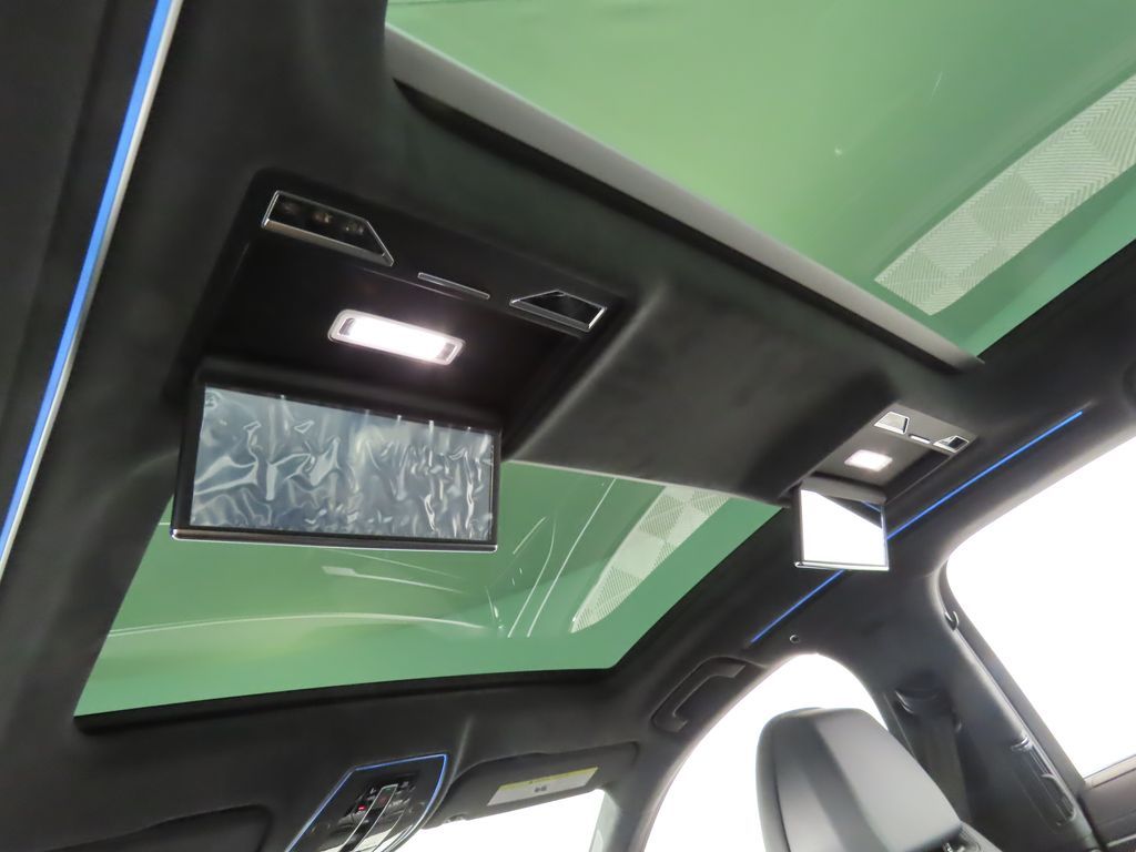 Thumbnail: 2025 Audi S8 - 23