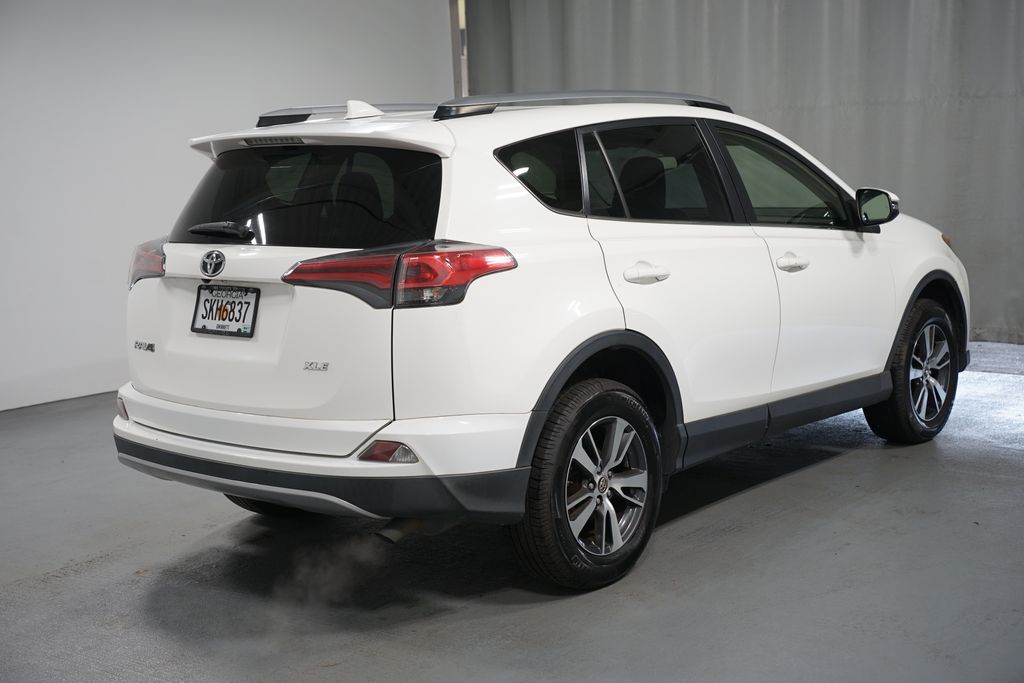 Thumbnail: 2018 Toyota RAV4 - 8