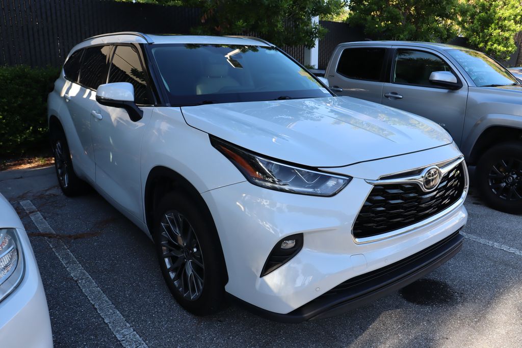 Thumbnail: 2022 Toyota Highlander - 6
