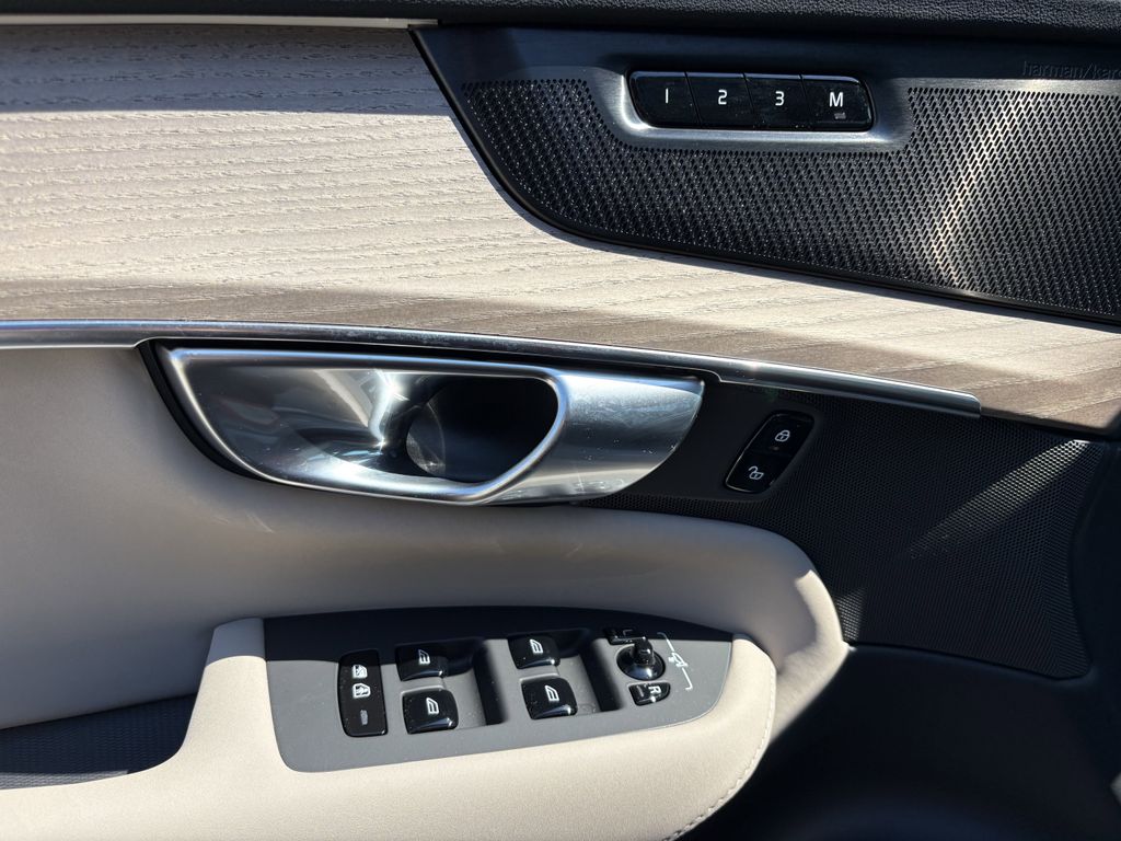 New 2026 Vapour Grey Volvo B6 Plus 7-Seater image 11