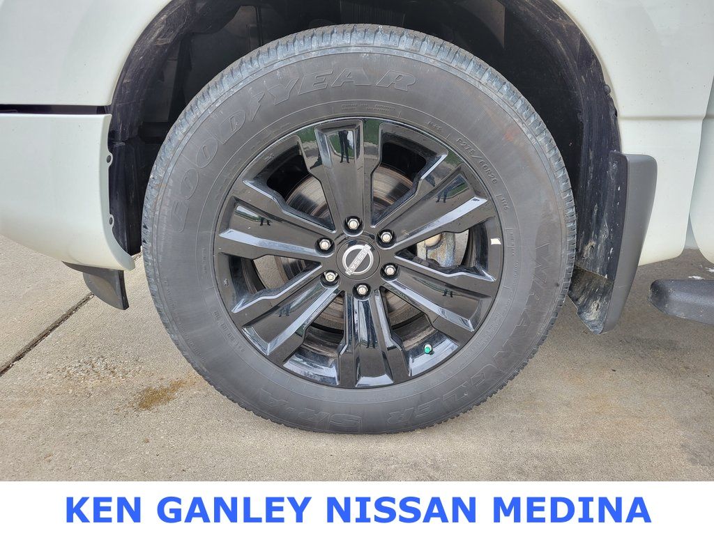 2023 Nissan Titan SV photo