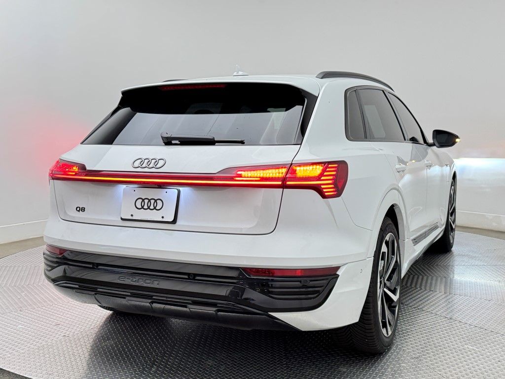 Thumbnail: 2024 Audi Q8 e-tron - 10