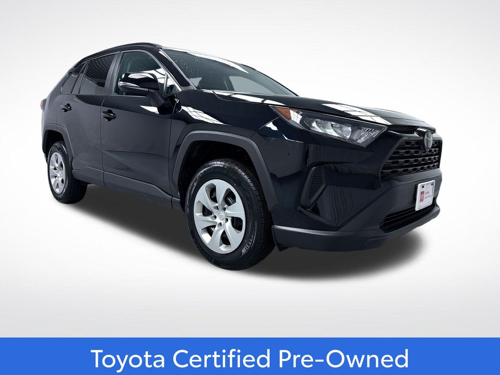 2020 Toyota RAV4 LE's photo