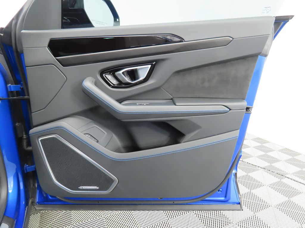 Thumbnail: 2023 Lamborghini Urus - 24