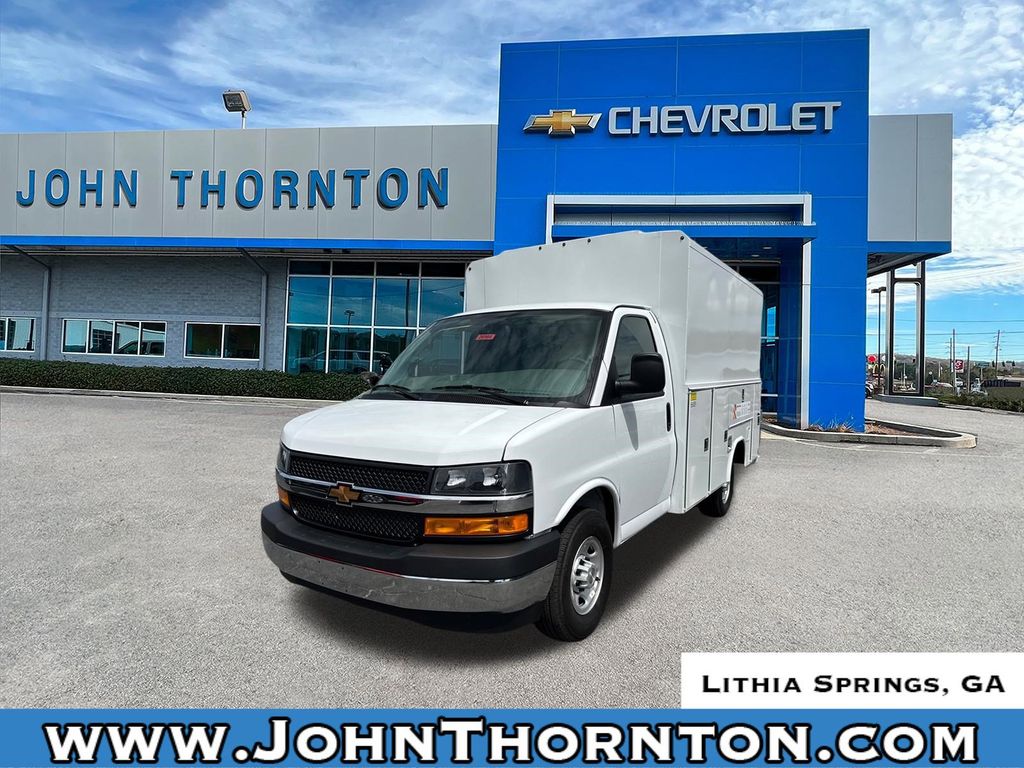 Summit White 2026 Chevrolet Express Chassis 3500 Cutaway 139 Van Rear-Wheel Drive 8-Speed Automatic