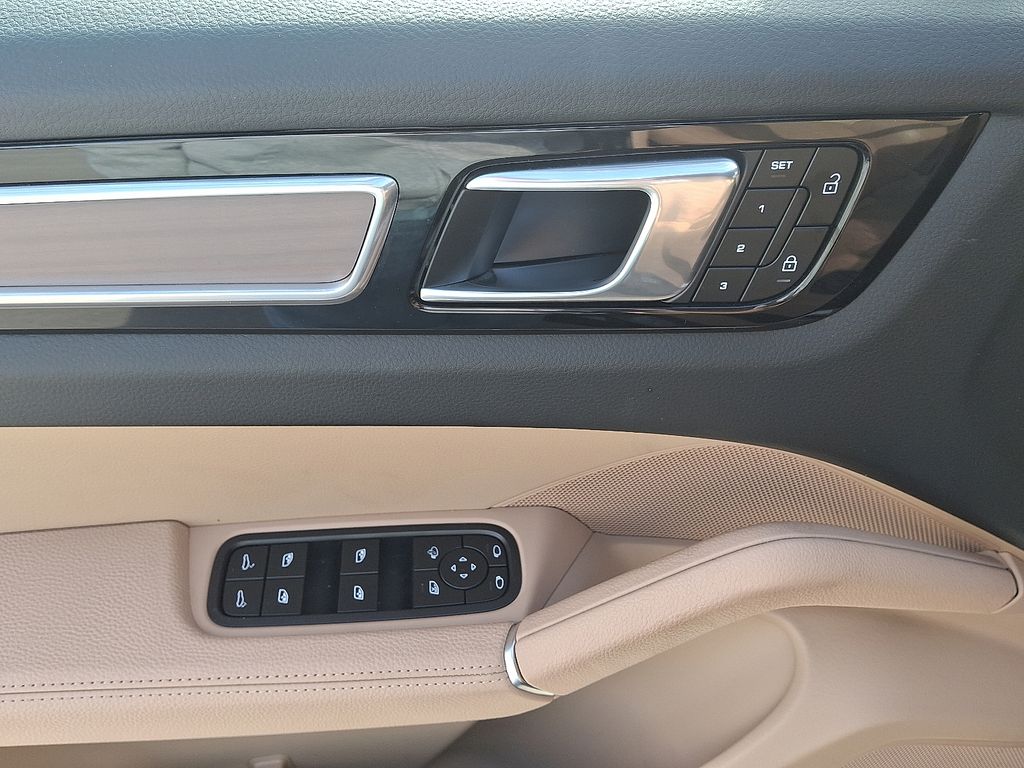 Thumbnail: 2023 Porsche Cayenne - 14