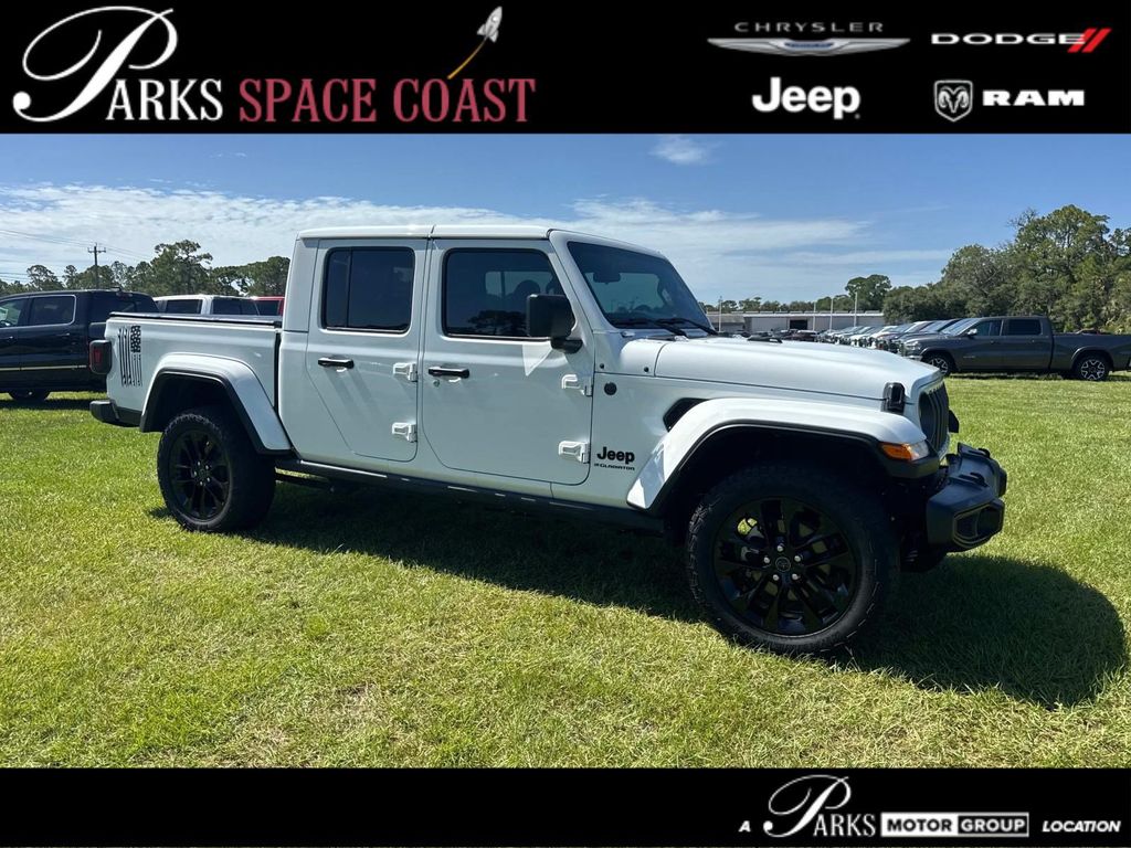 Bright White Clearcoat 2025 Jeep Gladiator Pickup Truck Four-Wheel Drive 8-Speed Automatic