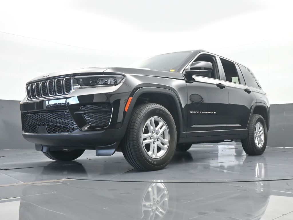 Used 2025 Diamond Black Crystal Pearlcoat Jeep Laredo image 52