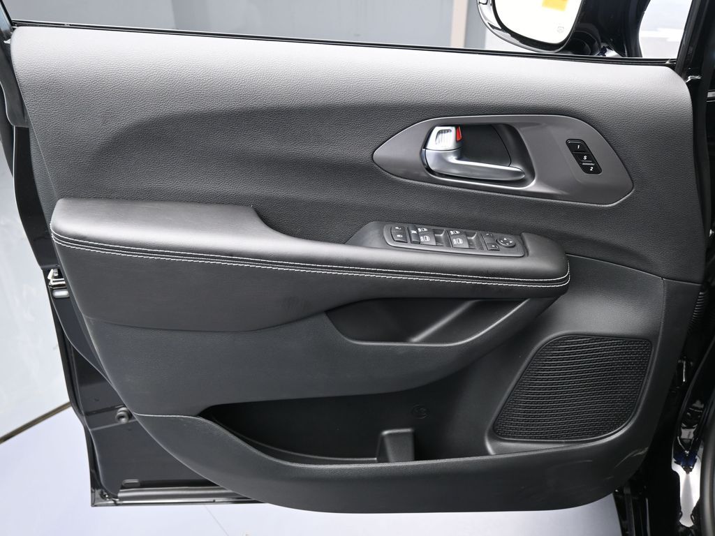 New 2026 Diamond Black Crystal Pearlcoat Chrysler Select image 12