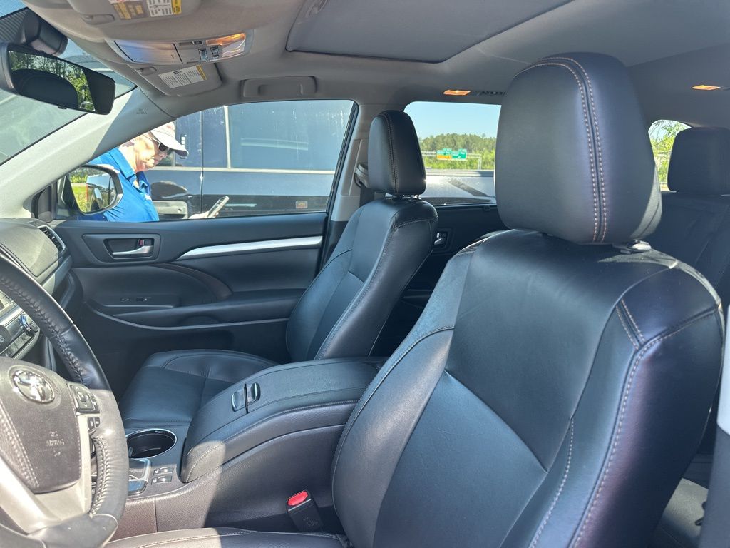 2019 Midnight Black Metallic Toyota Highlander XLE AWD SUV